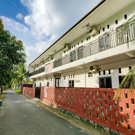 Oyo 3748 Rn Syariah Guest House Banjarbaru Exterior photo