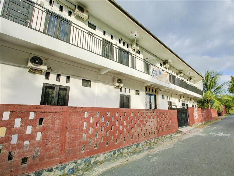 Oyo 3748 Rn Syariah Guest House Banjarbaru Exterior photo