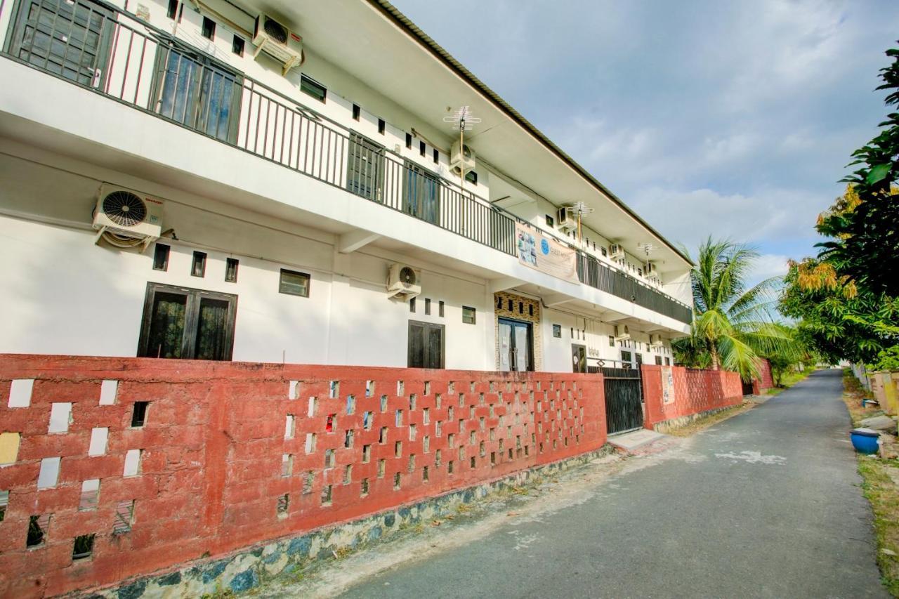 Oyo 3748 Rn Syariah Guest House Banjarbaru Exterior photo