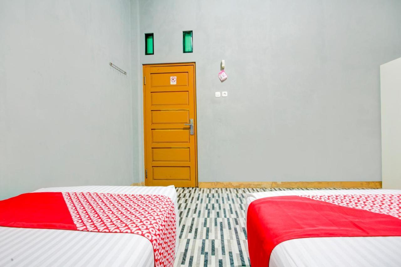 Oyo 3748 Rn Syariah Guest House Banjarbaru Exterior photo